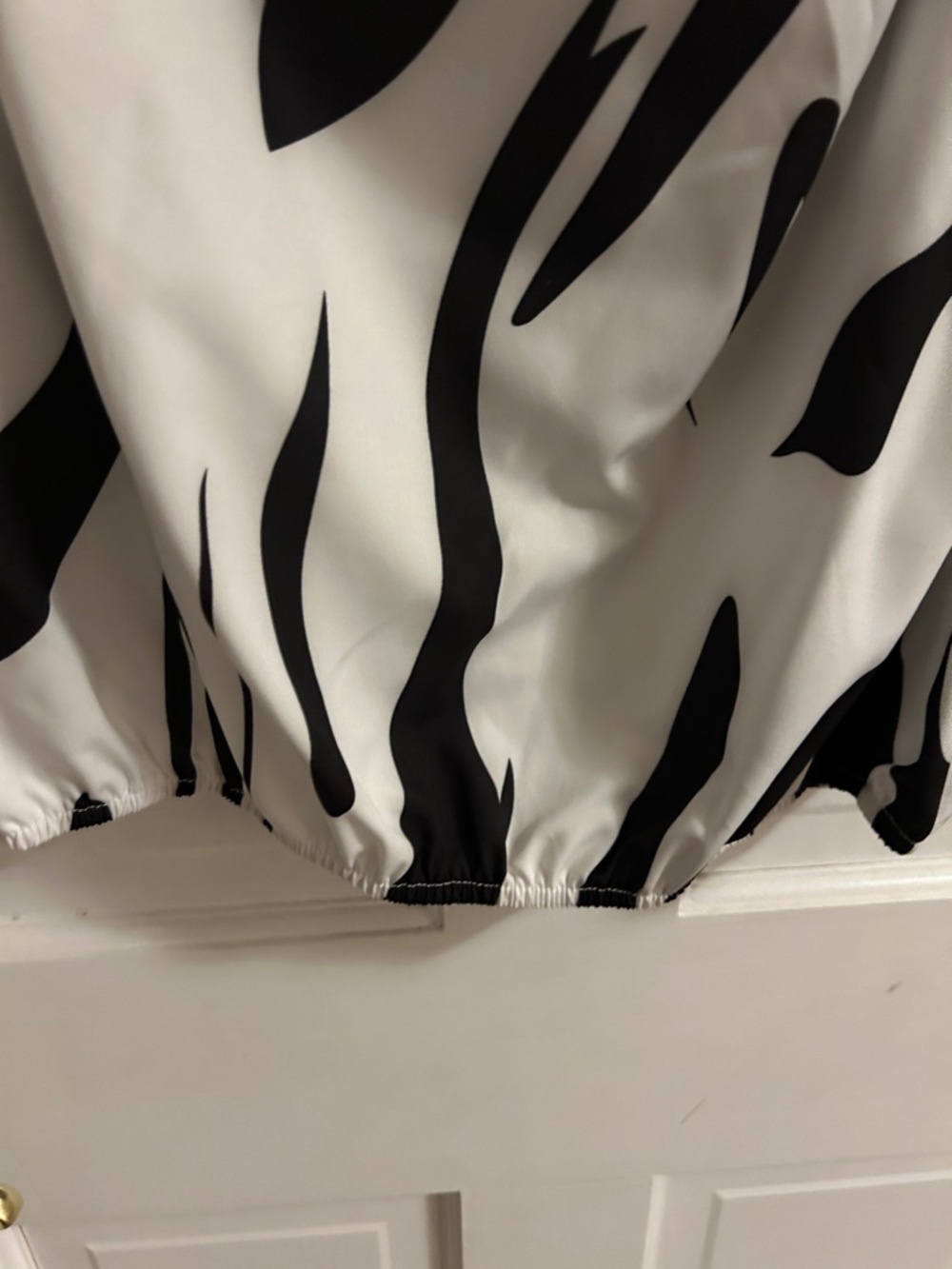 Sleeveless Black & White Top - Picture 3 of 6